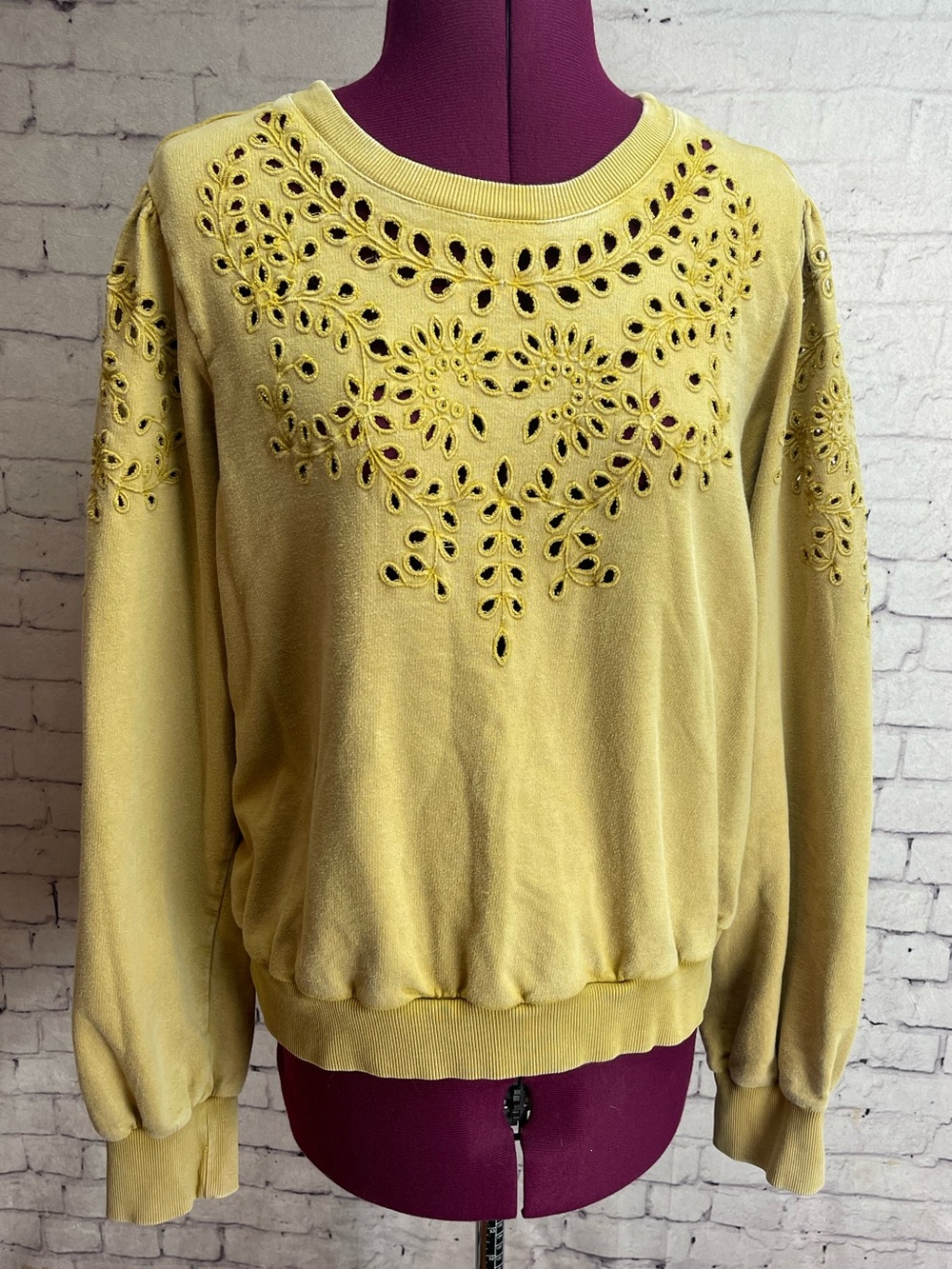 The Odell’s Jadyn sweatshirt size large eyelet cutout details golden yello